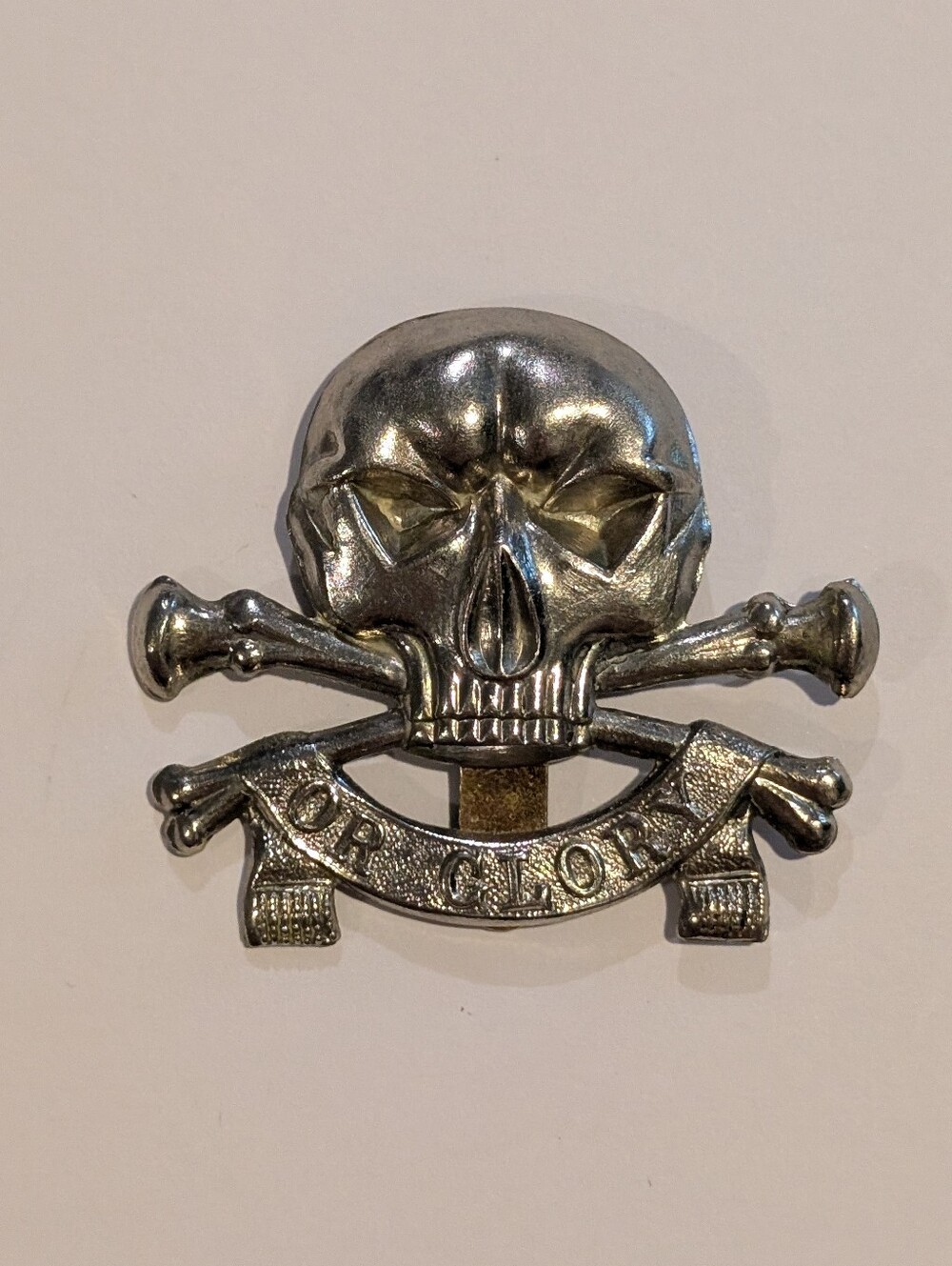 ORIGINAL WW2 17th/21st LANCERS (DEATHS HEAD) REGIMENT CAP BADGE WITH SLIDER